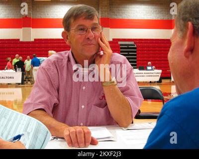 Tornado - Tuscaloosa, Alabama , James Gillig, survivant d'une catastrophe de 16 juillet 2011, demande des renseignements à Jack Camp, spécialiste des affaires publiques de l'administration des petites entreprises (SBA), à l'exposition de logement et de récupération du comté de Tuscaloosa, Central High School, 905 15th St. , Tuscaloosa. Louisiane Hurricane Ike. Photographies relatives aux programmes, activités et fonctionnaires de gestion des catastrophes et des urgences Banque D'Images