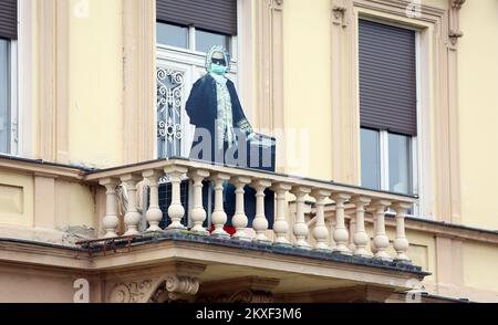 30.03.2020., Karlovac - sur le balcon de l'école de musique Karlovac à la veille de la nuit de musique sur 21 mars, un modèle en carton de Johann Sebastian Bach avec masque facial a été installé, photo: Kristina Stedul Fabac/PIXSELL Banque D'Images