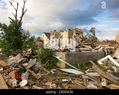 Tornado - Tuscaloosa, Alabama , 16 juillet 2011 près de 90 jours après une série de tornades ont frappé Tuscaloosa sur 27 avril 2011, certaines maisons résidentielles révèlent encore des dommages importants à la tornade le long de la rue 15th, près de l'intersection de la promenade Dr. Edward Hillard et de l'écusson Cedar. La FEMA surveille de nombreux efforts d'élimination des débris et de nettoyage dans la région. Alabama : fortes tempêtes, tornades, vents en ligne droite et inondations. Photographies relatives aux programmes, aux activités et aux fonctionnaires de gestion des catastrophes et des situations d'urgence Banque D'Images