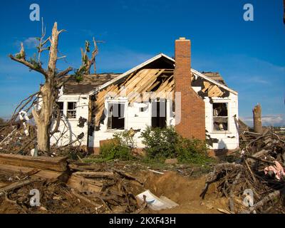 Tornado - Tuscaloosa, Alabama , 16 juillet 2011 près de 90 jours après une série de tornades ont frappé Tuscaloosa sur 27 avril 2011, certaines maisons résidentielles révèlent encore des dommages importants à la tornade le long de la rue 15th, près de l'intersection de la promenade Dr. Edward Hillard et de l'écusson Cedar. La FEMA surveille de nombreux efforts d'élimination des débris et de nettoyage dans la région. Alabama : fortes tempêtes, tornades, vents en ligne droite et inondations. Photographies relatives aux programmes, aux activités et aux fonctionnaires de gestion des catastrophes et des situations d'urgence Banque D'Images