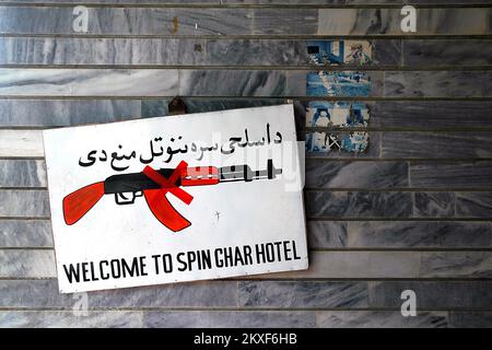 Jalalalabad, province de Nangarhar / Afghanistan: Pas d'armes à feu autorisé panneau devant l'hôtel Spinghar à Jalalalabad montrant un fusil avec une croix rouge à travers elle. Banque D'Images