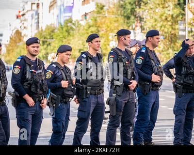 Bucarest, Roumanie - octobre 2022 : officiers de police et gendarmerie ou police militaire supervisant de près les manifestants lors d'une manifestation à Buchares Banque D'Images