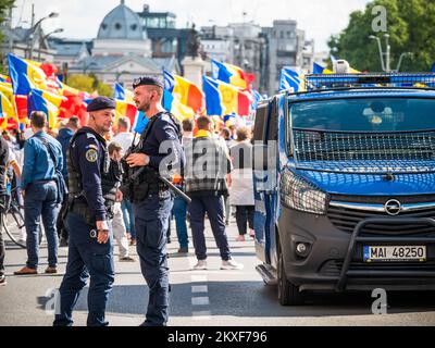 Bucarest, Roumanie - octobre 2022 : des policiers et la gendarmerie ou la police militaire supervisent étroitement les manifestants lors d'une manifestation à Bucarest. Banque D'Images