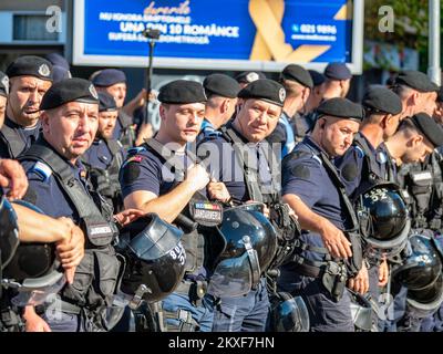 Bucarest, Roumanie - octobre 2022 : officiers de police et gendarmerie ou police militaire supervisant de près les manifestants lors d'une manifestation à Buchares Banque D'Images