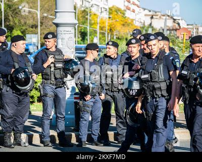 Bucarest, Roumanie - octobre 2022 : officiers de police et gendarmerie ou police militaire supervisant de près les manifestants lors d'une manifestation à Buchares Banque D'Images