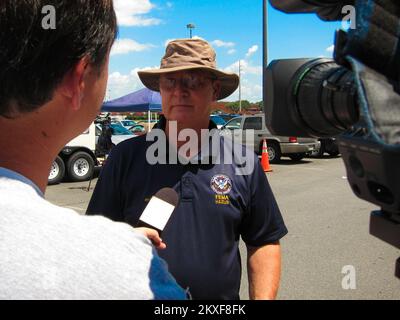 Tornado - Tuscaloosa, Alabama , 18 juillet 2011 Fox6 Neal Posey, vidéaste de WBRC-TV, interroge le spécialiste de l'atténuation de la FEMA Rick Burgess à un atelier de sensibilisation à l'atténuation de la FEMA organisé par WTXT et ZBQ radio devant Starbucks, centre commercial Midtown Village, 1800, boul. McFarland. , Tuscaloosa. Alabama : fortes tempêtes, tornades, vents en ligne droite et inondations. Photographies relatives aux programmes, aux activités et aux fonctionnaires de gestion des catastrophes et des situations d'urgence Banque D'Images