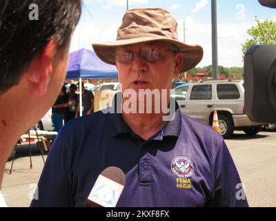Tornado - Tuscaloosa, Alabama , 18 juillet 2011 Fox6 Neal Posey, vidéaste de la WBRC-TV, interroge le spécialiste de l'atténuation de la FEMA Rick Burgess à un atelier de sensibilisation à l'atténuation de la FEMA organisé par la WTXT et la radio ZBQ à Tuscaloosa. Alabama : fortes tempêtes, tornades, vents en ligne droite et inondations. Photographies relatives aux programmes, aux activités et aux fonctionnaires de gestion des catastrophes et des situations d'urgence Banque D'Images