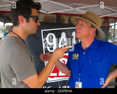 Tornado - Tuscaloosa, Alabama , 18 juillet 2011 Thomas Deelo inteviews SBA Spécialiste des affaires publiques Jack Camp lors d'un atelier de sensibilisation à l'atténuation de la FEMA organisé par WTXT et ZBQ radio en face de Starbucks, Midtown Village Mall, 1800 McFarland Blvd. , Tuscaloosa. Inondations dans le Dakota du Nord. Photographies relatives aux programmes, aux activités et aux fonctionnaires de gestion des catastrophes et des situations d'urgence Banque D'Images
