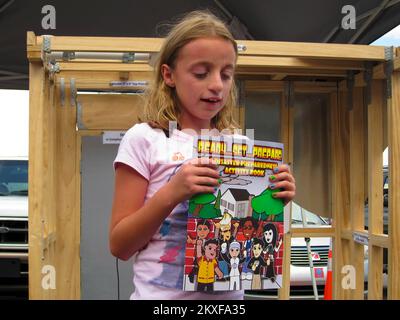 Tornado - Tuscaloosa, Alabama , Kathryn Wilson, survivante de la catastrophe de 18 juillet 2011 Tuscaloosa, lit « prêt. Définir... Prepared », a FEMA Disaster Preparedness Activity Book at a FEMA Mitigation Outreach Workshop, animé par WTXT et ZBQ radio devant Starbucks, Midtown Village Mall, 1800 McFarland Blvd. , Tuscaloosa. Alabama : fortes tempêtes, tornades, vents en ligne droite et inondations. Photographies relatives aux programmes, aux activités et aux fonctionnaires de gestion des catastrophes et des situations d'urgence Banque D'Images