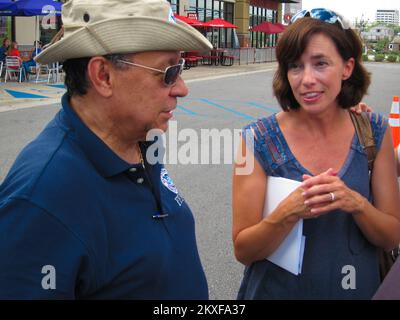 Tornado - Tuscaloosa, Alabama , 18 juillet 2011 Disaster survivior Jennifer Wilson discute de l'importance de salles sûres avec David Curbelo, conseiller en atténuation de la FEMA, lors d'un atelier de sensibilisation à l'atténuation de la FEMA organisé par WTXT et ZBQ radio devant Starbucks, centre commercial Midtown Village, 1800 McFarland Blvd. , Tuscaloosa. Alabama : fortes tempêtes, tornades, vents en ligne droite et inondations. Photographies relatives aux programmes, aux activités et aux fonctionnaires de gestion des catastrophes et des situations d'urgence Banque D'Images
