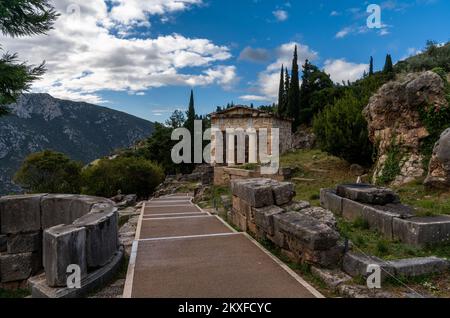 Delphes, Grèce - 7 novembre 2022 : vue du Trésor Ahtenien dans le sanctuaire Athena Pronaia à Delphes Banque D'Images