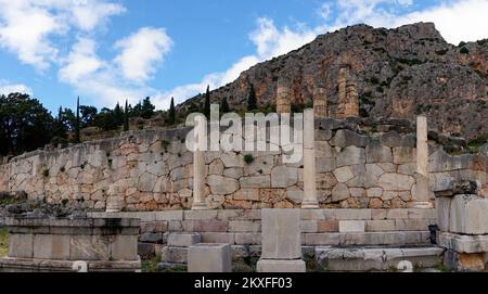 Delphes, Grèce - 7 novembre 2022 : vue sur les colonnes doriques et les ruines du temple dans le sanctuaire Athena Pronaia à Delphes Banque D'Images