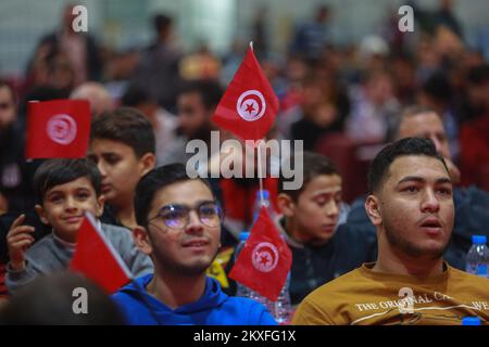 Gaza, Territoires palestiniens. 30th novembre 2022. Les Palestiniens regardent le match de football du groupe D de la coupe du monde de la FIFA entre la Tunisie et la France, sur un écran géant, dans un gymnase couvert de la ville de Gaza. Credit: Mohammed Talatene/dpa/Alay Live News Banque D'Images