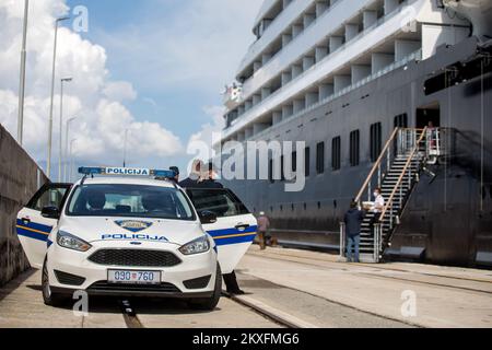 02.05.2020., Rijeka, Croatie - Scenic Eclipse, le premier bateau de croisière de découverte polaire au monde, est arrivé à Rijeka.Scenic Eclipse, le premier bateau de croisière de découverte polaire au monde, construit en Croatie par Uljanik au chantier naval de Pula, baptisé par Dame Helen Mirren, et vainqueur du critique de croisière Best New Luxury Ship 2019. Un navire unique qui établit les normes dans le tourisme de croisière de luxe haut de gamme.le yacht est conçu pour une classe de glace 1A Super qui lui permet de naviguer dans les eaux arctiques et antarctiques en été. Il a également la classe polaire 6, le plus haut shi passager Banque D'Images