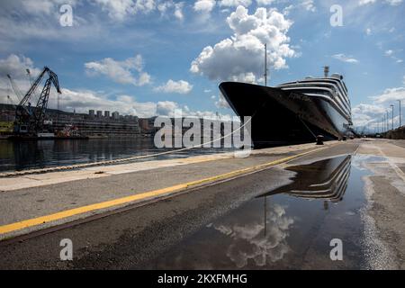 02.05.2020., Rijeka, Croatie - Scenic Eclipse, le premier bateau de croisière de découverte polaire au monde, est arrivé à Rijeka.Scenic Eclipse, le premier bateau de croisière de découverte polaire au monde, construit en Croatie par Uljanik au chantier naval de Pula, baptisé par Dame Helen Mirren, et vainqueur du critique de croisière Best New Luxury Ship 2019. Un navire unique qui établit les normes dans le tourisme de croisière de luxe haut de gamme.le yacht est conçu pour une classe de glace 1A Super qui lui permet de naviguer dans les eaux arctiques et antarctiques en été. Il a également la classe polaire 6, le plus haut shi passager Banque D'Images