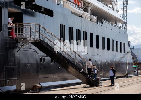 02.05.2020., Rijeka, Croatie - Scenic Eclipse, le premier bateau de croisière de découverte polaire au monde, est arrivé à Rijeka.Scenic Eclipse, le premier bateau de croisière de découverte polaire au monde, construit en Croatie par Uljanik au chantier naval de Pula, baptisé par Dame Helen Mirren, et vainqueur du critique de croisière Best New Luxury Ship 2019. Un navire unique qui établit les normes dans le tourisme de croisière de luxe haut de gamme.le yacht est conçu pour une classe de glace 1A Super qui lui permet de naviguer dans les eaux arctiques et antarctiques en été. Il a également la classe polaire 6, le plus haut shi passager Banque D'Images