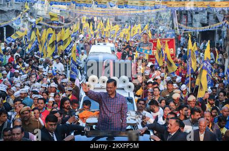 New Delhi, Inde. 30th novembre 2022. AAP (AAM Aadmi Party), le congresseur et le ministre en chef de Delhi, Arivnd Kejriwal, ont vu pendant sa campagne électorale de salon de la route pour la corporation électorale municipale (MCD). Les électeurs devraient voter pour 250 municipalités de la capitale. La commission électorale a annoncé que l'élection aura lieu sur 4 décembre et que les résultats seront déclarés sur 7 décembre 2022. Crédit : SOPA Images Limited/Alamy Live News Banque D'Images