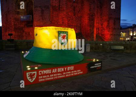 Caernarfon Castle, illuminé en rouge pour commémorer l'équipe de football du pays de Galles, coupe du monde 2022, Gwynedd, pays de Galles du Nord, Royaume-Uni, Banque D'Images