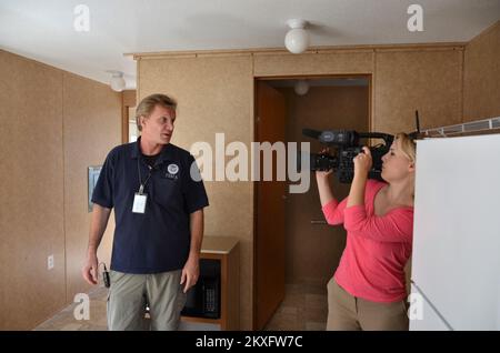 Inondations - Minot, N. D. , 29 juillet 2011 Agent d'information publique Noel Boxer à l'intérieur d'une unité de logement temporaire interviewée par les médias à Minot, Dakota du Nord. La FEMA fournit des logements temporaires aux personnes touchées par les inondations dans le Dakota du Nord. Inondations dans le Dakota du Nord. Photographies relatives aux programmes, aux activités et aux fonctionnaires de gestion des catastrophes et des situations d'urgence Banque D'Images