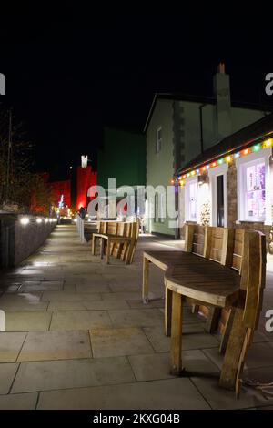 Tour CELF avec le château de Caernarfon, illuminé en rouge pour commémorer l'équipe de football du pays de Galles, coupe du monde 2022, Gwynedd, pays de Galles du Nord, Royaume-Uni, Banque D'Images