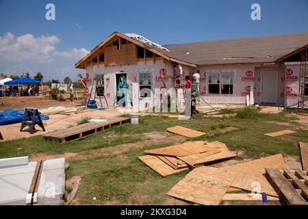 Tornado - Tuscaloosa, Alabama , 2 août 2011 Habitat pour l'humanité les volontaires travaillent dans la chaleur à 100 degrés pour reconstruire des maisons sur 5th rue à Tuscaloosa après qu'ils ont été détruits par une série de tornades qui ont frappé l'Alabama sur 27 avril. La FEMA soutient la générosité et l'expertise d'organismes bénévoles (VOLAGS) comme Habitat pour l'humanité. La FEMA tente de coordonner les efforts de rétablissement de l'agence par le biais de ses spécialistes de la liaison avec le VOLAG et du VOLAG. Alabama : fortes tempêtes, tornades, vents en ligne droite et inondations. Photographies relatives aux programmes, aux activités et aux officiels de gestion des catastrophes et des situations d'urgence Banque D'Images