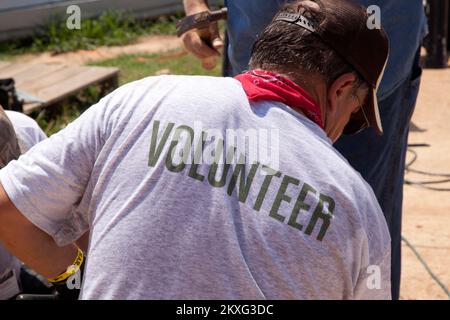 Tornado - Tuscaloosa, Alabama , 2 août 2011 Habitat pour l'humanité les volontaires travaillent dans la chaleur à 100 degrés pour reconstruire des maisons sur 5th rue à Tuscaloosa après qu'ils ont été détruits par une série de tornades qui ont frappé l'Alabama sur 27 avril. La FEMA soutient la générosité et l'expertise d'organismes bénévoles (VOLAGS) comme Habitat pour l'humanité. La FEMA tente de coordonner les efforts de rétablissement de l'agence par le biais de ses spécialistes de la liaison avec le VOLAG et du VOLAG. Alabama : fortes tempêtes, tornades, vents en ligne droite et inondations. Photographies relatives aux programmes, aux activités et aux officiels de gestion des catastrophes et des situations d'urgence Banque D'Images