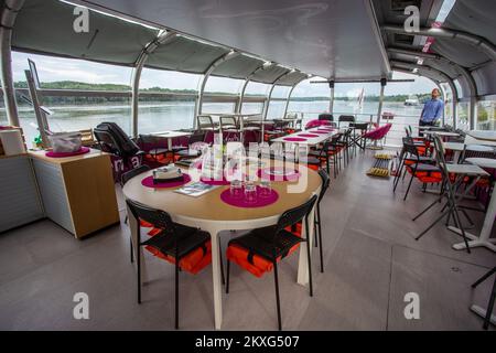 29.05.2020. , Vukovar, Croatie - bateau touristique électrique Magenta . Ce bateau panoramique est un bateau électro-solaire moderne conçu pour les touristes. Il offre certaines des vues les plus spectaculaires sur le Danube. Sa capacité est de 60 passagers, il est entouré de verre panoramique afin que les passagers puissent profiter de certains des sites les plus populaires de Vukovar - du site archéologique de Vucedol à l'usine de Borovo. Le bateau panoramique est également disponible à la location privée – pour les événements culturels, les projections vidéo, les anniversaires et autres événements.photo: Davor Javorovic/PIXSELL Banque D'Images