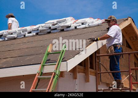 Tornado - Tuscaloosa, Alabama , 2 août 2011 Habitat pour l'humanité les volontaires travaillent dans la chaleur à 100 degrés pour reconstruire des maisons sur 5th rue à Tuscaloosa après qu'ils ont été détruits par une série de tornades qui ont frappé l'Alabama sur 27 avril. La FEMA soutient la générosité et l'expertise d'organismes bénévoles (VOLAGS) comme Habitat pour l'humanité. La FEMA tente de coordonner les efforts de rétablissement de l'agence par le biais de ses spécialistes de la liaison avec le VOLAG et du VOLAG. Alabama : tempêtes, tornades et vents en ligne droite. Photographies relatives aux programmes, aux activités et aux fonctionnaires de gestion des catastrophes et des situations d'urgence Banque D'Images