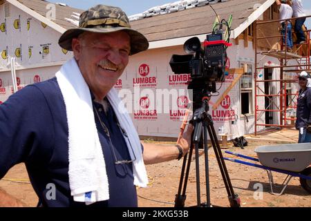 Tornado - Tuscaloosa, Alabama , 2 août 2011 Willis Boyd, Spécialiste vidéo de la FEMA, bandes vidéo Habitat pour l'humanité bénévoles comme ils travaillent dans la chaleur à 100 degrés pour reconstruire des maisons sur 5th rue à Tuscaloosa après qu'ils ont été détruits par une série de tornades qui ont frappé l'Alabama sur 27 avril. La FEMA soutient la générosité et l'expertise d'organismes bénévoles (VOLAGS) comme Habitat pour l'humanité. La FEMA tente de coordonner les efforts de rétablissement de l'agence par le biais de ses spécialistes de la liaison avec le VOLAG. Photographies relatives aux programmes, aux activités et aux fonctionnaires de gestion des catastrophes et des situations d'urgence Banque D'Images