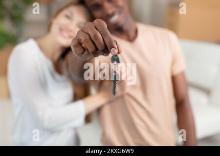 les clés de la maison sont très excitées pour les jeunes familles Banque D'Images