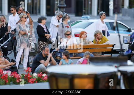 Les gens regardent des danseurs de ballet se produire en dehors du théâtre national croate dans le cadre des soirées d'été du théâtre national croate à Zagreb, en Croatie, sur 12 juin 2020. Aujourd'hui, les danseurs de ballet exécutent un ballet de Dusk. Photo: Borna Filic/PIXSELL Banque D'Images