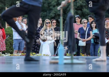 Les gens regardent des danseurs de ballet se produire en dehors du théâtre national croate dans le cadre des soirées d'été du théâtre national croate à Zagreb, en Croatie, sur 12 juin 2020. Aujourd'hui, les danseurs de ballet exécutent un ballet de Dusk. Photo: Borna Filic/PIXSELL Banque D'Images