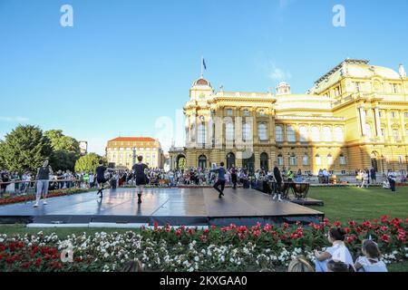 Des danseurs de ballet se produisent en dehors du théâtre national croate dans le cadre des soirées d'été du théâtre national croate à Zagreb, en Croatie, sur 12 juin 2020. Aujourd'hui, les danseurs de ballet exécutent un ballet de Dusk. Photo: Borna Filic/PIXSELL Banque D'Images