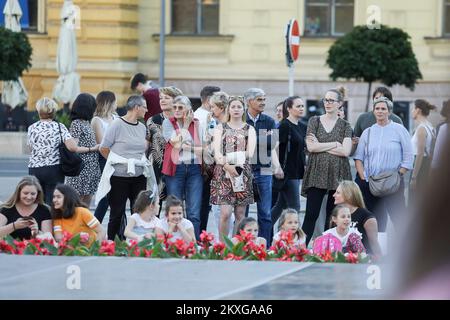 Les gens regardent des danseurs de ballet se produire en dehors du théâtre national croate dans le cadre des soirées d'été du théâtre national croate à Zagreb, en Croatie, sur 12 juin 2020. Aujourd'hui, les danseurs de ballet exécutent un ballet de Dusk. Photo: Borna Filic/PIXSELL Banque D'Images