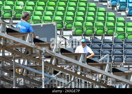 Les ouvriers sont photographiés pour démonter les stands autour des courts de tennis où a eu lieu le tournoi de tennis Adria Tour. Les finales d'Adria Tour à Zadar ont été annulées après que le joueur de tennis bulgare Grigor Dimitrov a testé positif pour le coronavirus. Photo: Dino Stanin/PIXSELL Banque D'Images