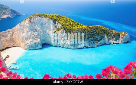 Zakynthos, au large de la côte sud-ouest de la Grèce, est l’une des îles les plus calmes du pays. Cependant, il a un point fort particulièrement incroyable appelé Navagio Beach (également connu sous le nom de Shipwreck Beach) Banque D'Images