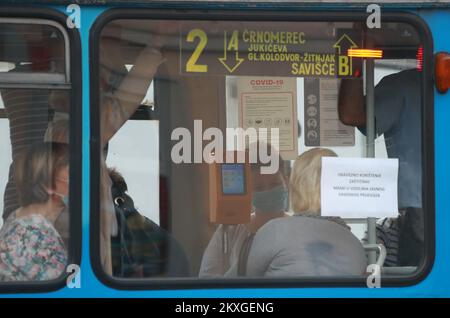 On voit des gens porter des masques protecteurs sur le Crnomerec Tram Turnpike. La décision du quartier général de la protection civile sur le changement des transports publics pendant l'épidémie de Covid 19 selon laquelle les conducteurs, les employés et les passagers des transports publics doivent porter un masque facial pendant leur séjour dans le véhicule. De plus, le conducteur n'est pas autorisé à démarrer le véhicule si tous les passagers n'ont pas de masques, à Zagreb, en Croatie, sur 25 juin 2020. Photo: Sanjin Strukic/PIXSELL Banque D'Images