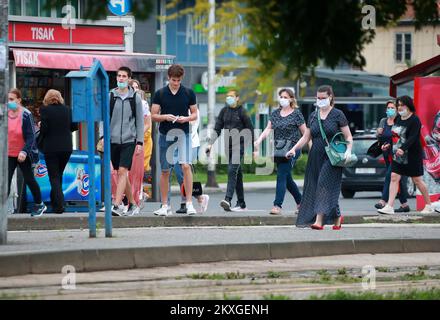 On voit des gens porter des masques protecteurs sur le Crnomerec Tram Turnpike. La décision du quartier général de la protection civile sur le changement des transports publics pendant l'épidémie de Covid 19 selon laquelle les conducteurs, les employés et les passagers des transports publics doivent porter un masque facial pendant leur séjour dans le véhicule. De plus, le conducteur n'est pas autorisé à démarrer le véhicule si tous les passagers n'ont pas de masques, à Zagreb, en Croatie, sur 25 juin 2020. Photo: Sanjin Strukic/PIXSELL Banque D'Images