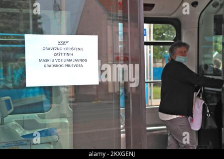 On voit des gens porter des masques protecteurs sur le Crnomerec Tram Turnpike. La décision du quartier général de la protection civile sur le changement des transports publics pendant l'épidémie de Covid 19 selon laquelle les conducteurs, les employés et les passagers des transports publics doivent porter un masque facial pendant leur séjour dans le véhicule. De plus, le conducteur n'est pas autorisé à démarrer le véhicule si tous les passagers n'ont pas de masques, à Zagreb, en Croatie, sur 25 juin 2020. Photo: Sanjin Strukic/PIXSELL Banque D'Images