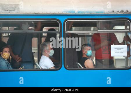 On voit des gens porter des masques protecteurs sur le Crnomerec Tram Turnpike. La décision du quartier général de la protection civile sur le changement des transports publics pendant l'épidémie de Covid 19 selon laquelle les conducteurs, les employés et les passagers des transports publics doivent porter un masque facial pendant leur séjour dans le véhicule. De plus, le conducteur n'est pas autorisé à démarrer le véhicule si tous les passagers n'ont pas de masques, à Zagreb, en Croatie, sur 25 juin 2020. Photo: Sanjin Strukic/PIXSELL Banque D'Images
