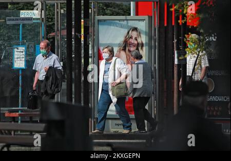 On voit des gens porter des masques protecteurs sur le Crnomerec Tram Turnpike. La décision du quartier général de la protection civile sur le changement des transports publics pendant l'épidémie de Covid 19 selon laquelle les conducteurs, les employés et les passagers des transports publics doivent porter un masque facial pendant leur séjour dans le véhicule. De plus, le conducteur n'est pas autorisé à démarrer le véhicule si tous les passagers n'ont pas de masques, à Zagreb, en Croatie, sur 25 juin 2020. Photo: Sanjin Strukic/PIXSELL Banque D'Images