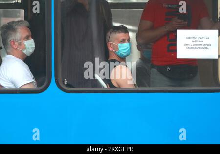 On voit des gens porter des masques protecteurs sur le Crnomerec Tram Turnpike. La décision du quartier général de la protection civile sur le changement des transports publics pendant l'épidémie de Covid 19 selon laquelle les conducteurs, les employés et les passagers des transports publics doivent porter un masque facial pendant leur séjour dans le véhicule. De plus, le conducteur n'est pas autorisé à démarrer le véhicule si tous les passagers n'ont pas de masques, à Zagreb, en Croatie, sur 25 juin 2020. Photo: Sanjin Strukic/PIXSELL Banque D'Images