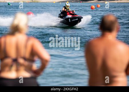 Les participants concourent lors de la sortie en jet ski de l'Alpe Adria sur le lac Jarun à Zagreb, en Croatie, sur 27 juin 2020. Photo: Davor Puklavec/PIXSELL Banque D'Images