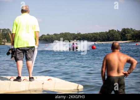 Les participants concourent lors de la sortie en jet ski de l'Alpe Adria sur le lac Jarun à Zagreb, en Croatie, sur 27 juin 2020. Photo: Davor Puklavec/PIXSELL Banque D'Images