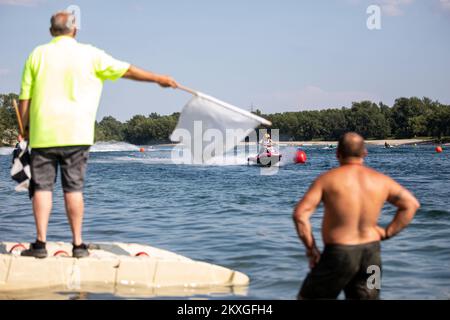 Les participants concourent lors de la sortie en jet ski de l'Alpe Adria sur le lac Jarun à Zagreb, en Croatie, sur 27 juin 2020. Photo: Davor Puklavec/PIXSELL Banque D'Images