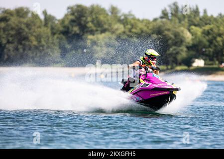 Les participants concourent lors de la sortie en jet ski de l'Alpe Adria sur le lac Jarun à Zagreb, en Croatie, sur 27 juin 2020. Photo: Davor Puklavec/PIXSELL Banque D'Images