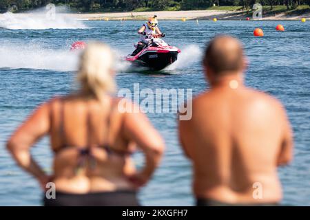 Les participants concourent lors de la sortie en jet ski de l'Alpe Adria sur le lac Jarun à Zagreb, en Croatie, sur 27 juin 2020. Photo: Davor Puklavec/PIXSELL Banque D'Images