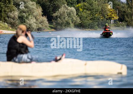 Les participants concourent lors de la sortie en jet ski de l'Alpe Adria sur le lac Jarun à Zagreb, en Croatie, sur 27 juin 2020. Photo: Davor Puklavec/PIXSELL Banque D'Images