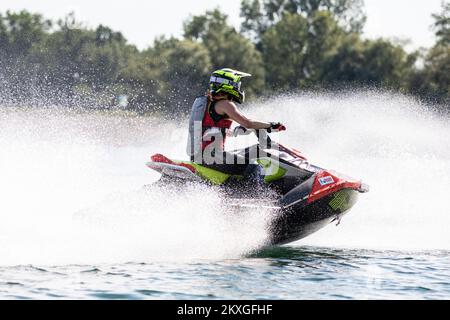 Les participants concourent lors de la sortie en jet ski de l'Alpe Adria sur le lac Jarun à Zagreb, en Croatie, sur 27 juin 2020. Photo: Davor Puklavec/PIXSELL Banque D'Images