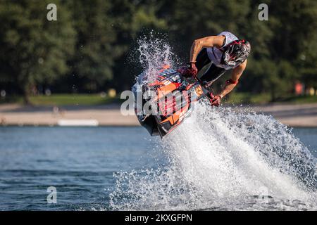 Les participants se disputent le freestyle lors de la sortie en jet ski de l'Alpe Adria sur le lac Jarun à Zagreb, en Croatie, sur 27 juin 2020. Photo: Davor Puklavec/PIXSELL Banque D'Images